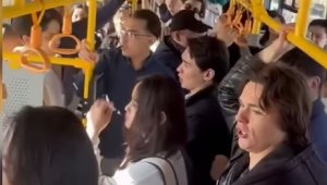 Столичные студенты спели «Катюшу» в автобусе