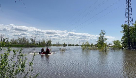 Паводковую воду из России направили в Западный Казахстан