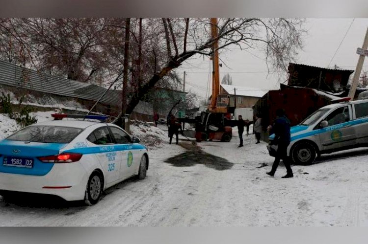 Перевернувшийся мини-погрузчик насмерть придавил водителя в Алматы