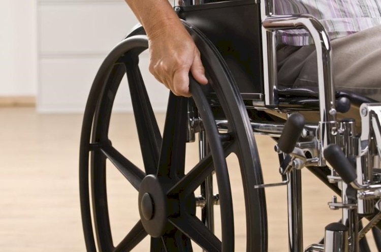 Инвалидов Казахстана обеспечивают новыми кресло-колясками