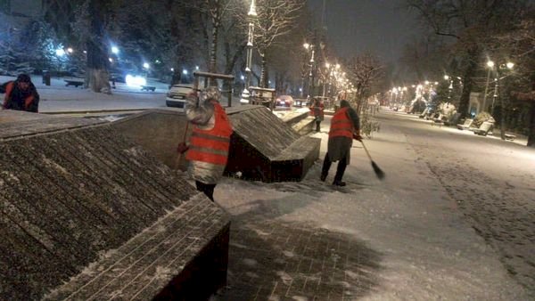 В Алматы организовано дежурство по уборке снега