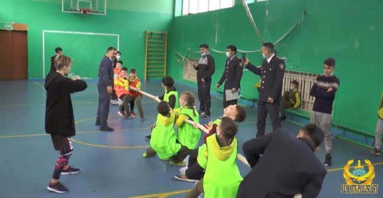 Алматинские полисмены подарили праздник воспитанникам детдома