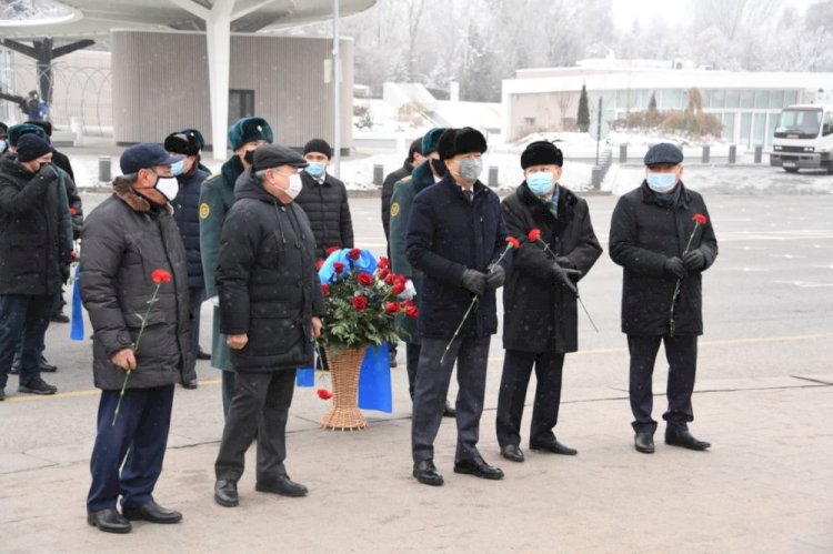 Аким Алматы возложил цветы к монументу «Тәуелсіздік»