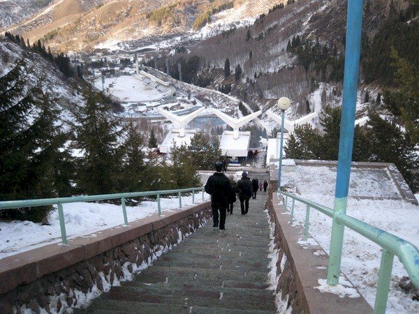 Представители Народной партии поднялись по знаменитой лестнице на Медеу