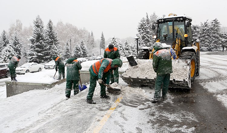 Как проходит организованная акиматом Алматы уборка снега