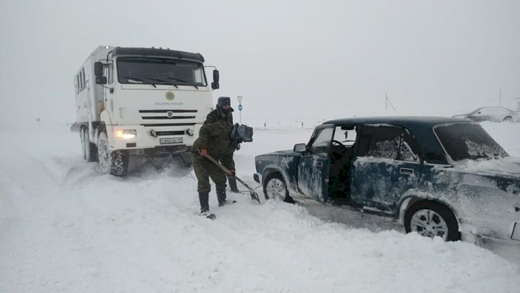 Более 60 казахстанцев вызволили из снежных заносов в выходные дни