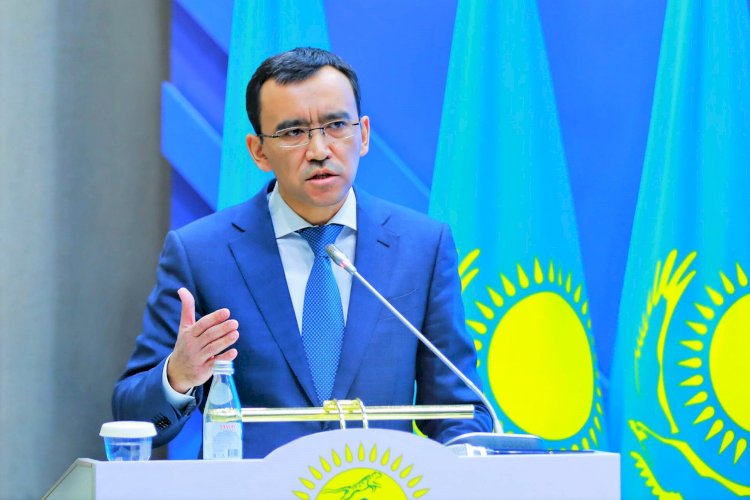 Маулен Ашимбаев поздравил казахстанцев с Днем Конституции