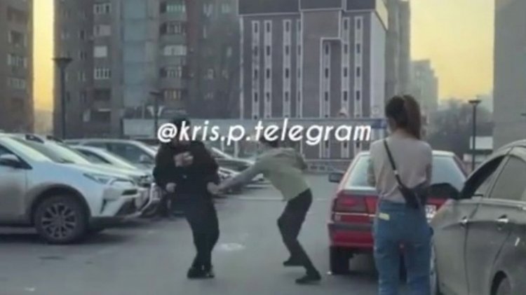 Драка мужчин с ножом на парковке в Алматы попала на видео