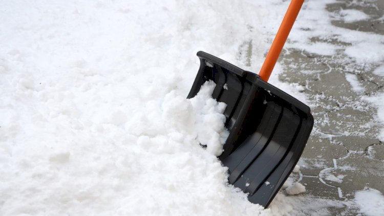В Алматы волонтеры помогают пожилым людям в уборке снега