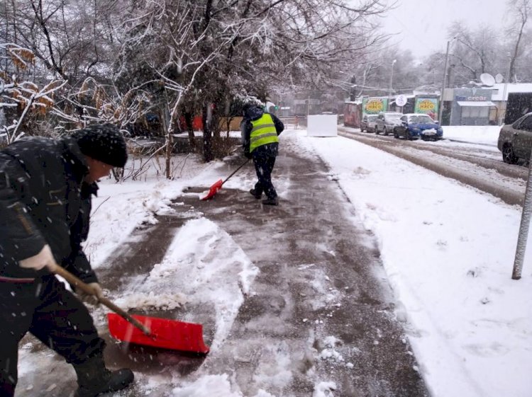 Почти полторы тысячи рабочих задействованы в уборке снега в Алматы