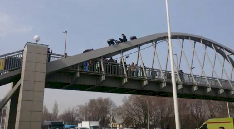 В Алматы мужчина пытался спрыгнуть с моста