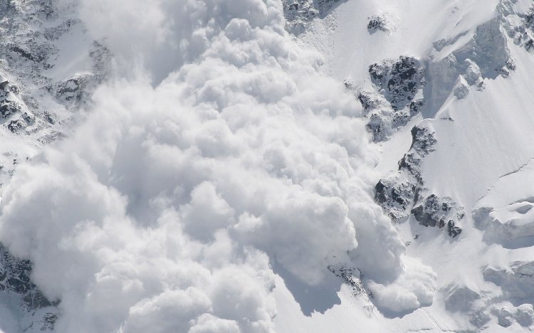 В горах Алматы произошел спуск снежной лавины