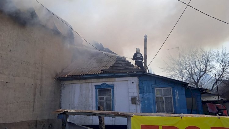 На проспекте Рыскулова в Алматы горело двухэтажное здание