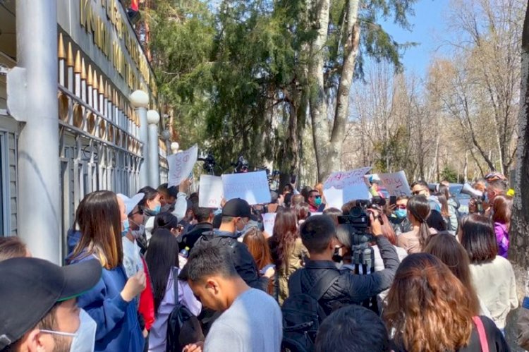 В Бишкеке снова митинг: протестуют женщины