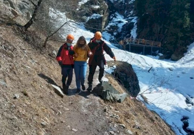 Девушку, испытавшую приступ горной болезни, спасли в горах Алматы