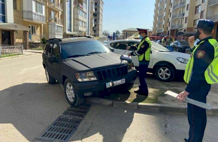 Водителей, паркующихся на детских площадках, наказали в Каскелене