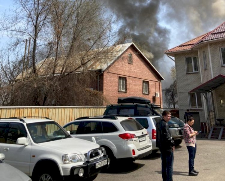 В Алматы потушили пожар в жилом доме