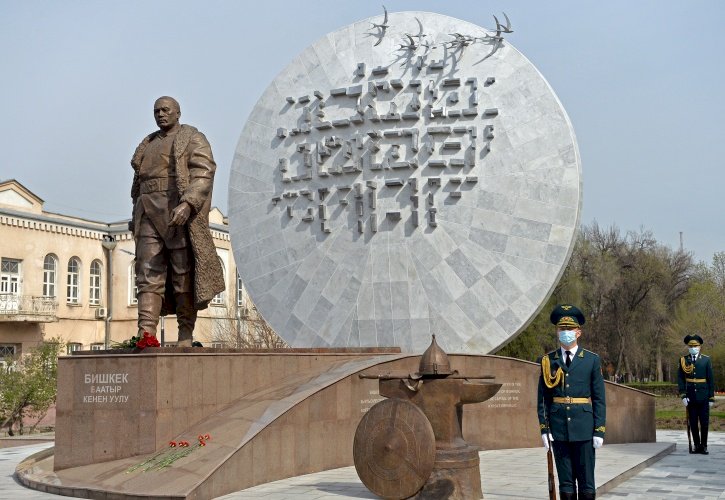 В центре столицы Кыргызстана установили памятник Бишкек-баатыру