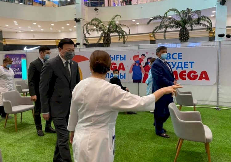 Алексей Цой посетил пункт вакцинации в Алматы