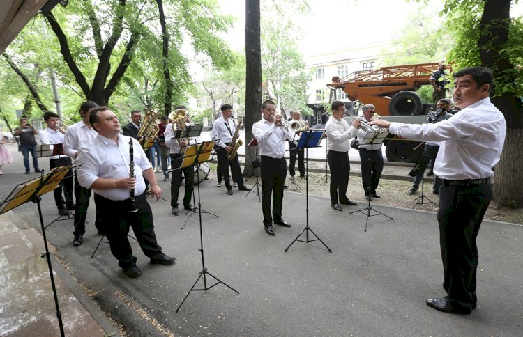 Под балконами ветеранов Медеуского района Алматы выступил оркестр