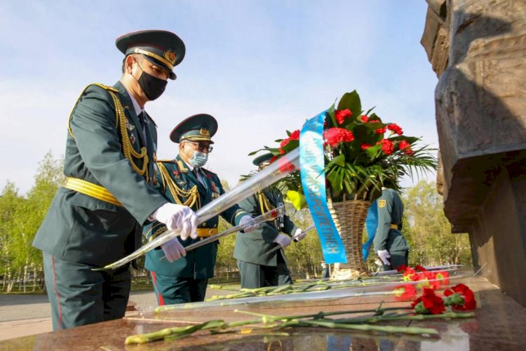 В городах РК прошла церемония возложения цветов к Вечному огню