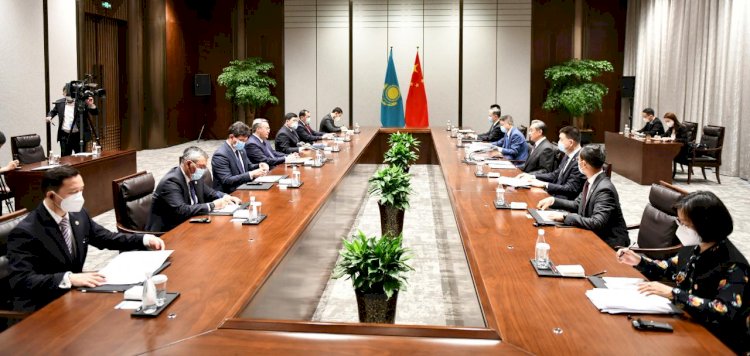 Глава МИД Казахстана провел переговоры с коллегами из Китая и Кыргызстана