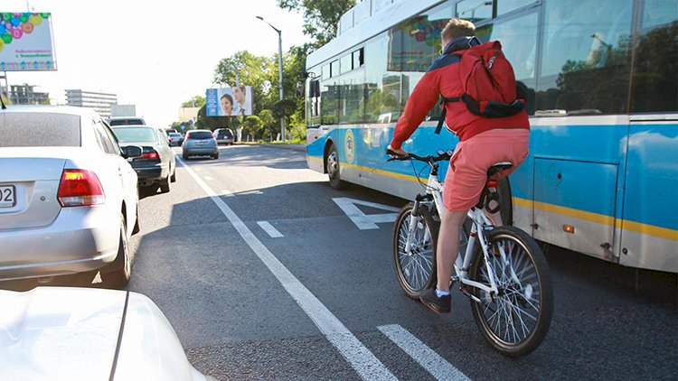 В Казахстане разрешат ездить по «выделенке» другому транспорту