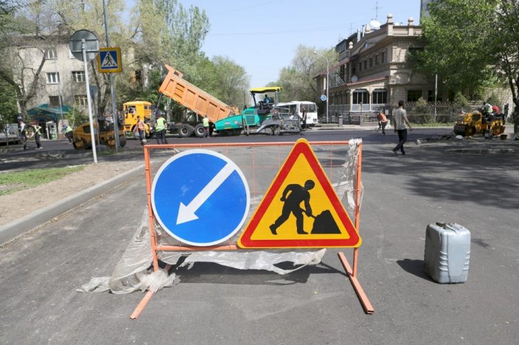 В Алматы наказали виновных в провалах по улице Толе би
