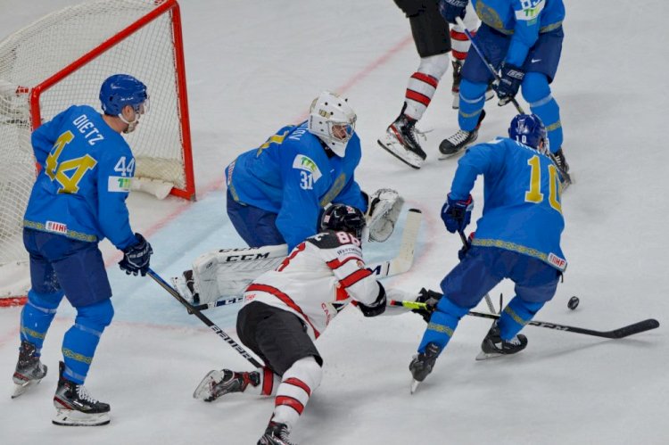 Сборная Казахстана уступила Канаде на ЧМ по хоккею