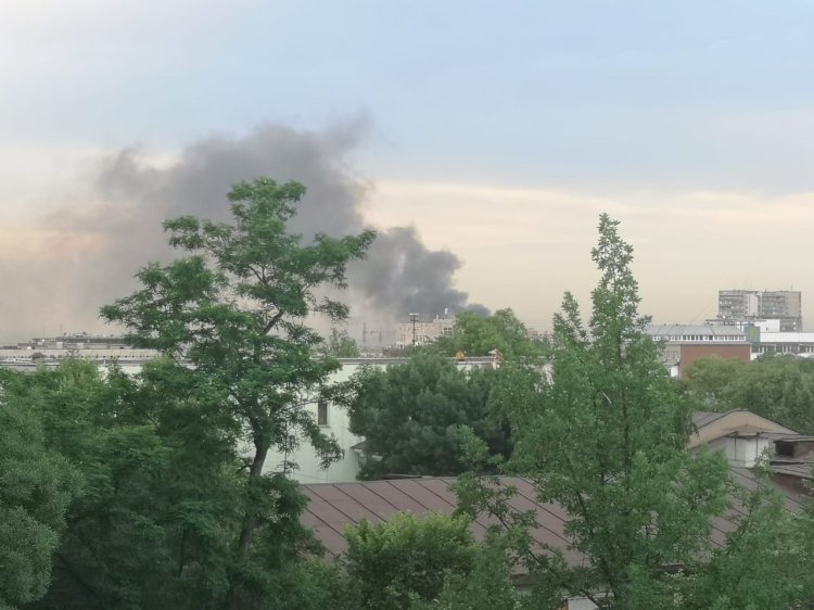 Происхождение черного дыма в одном из жилых массивов Алматы объяснили в ДЧС