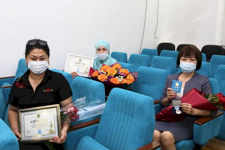 В Алматы наградили медицинских работников