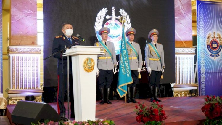 Ерлан Тургумбаев вручил сертификаты выпускникам Алматинской академии МВД