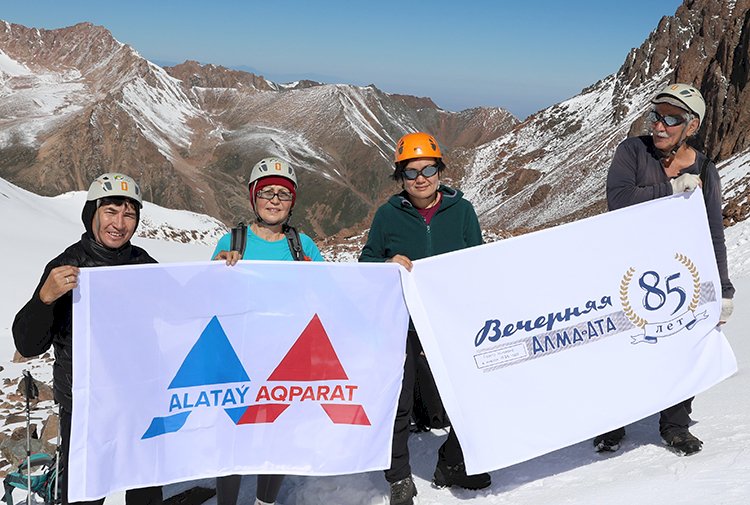 «Вечерний Алматы» и Almaty Aqshamy отметили День журналистики на высоте 4120  метров