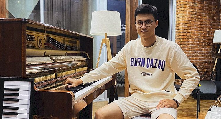 Казахстанский пианист Темирлан Бейсенбай путешествует  с пианино и флагом  страны