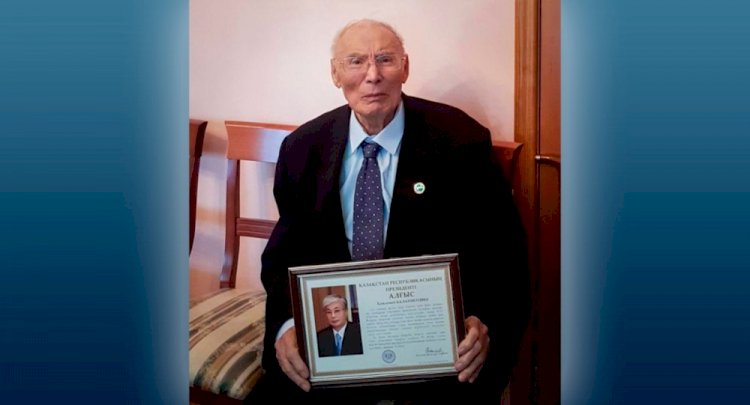 Президент поздравил с 95-летием экс-министра просвещения КазССР