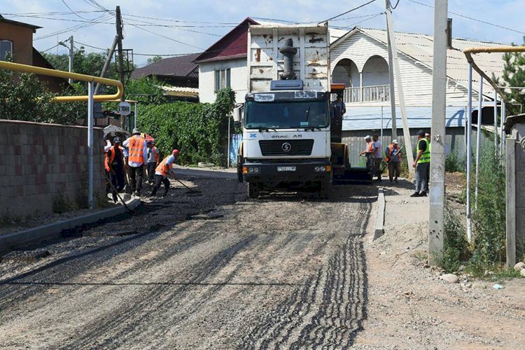 Аким Алматы проконтролировал строительство дорог и соцобъектов в Медеуском районе
