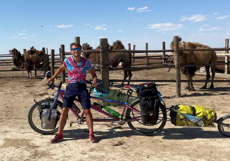 Из Англии в Алматы на двухместном велосипеде приехал путешественник Люк Гренфелл Шоу