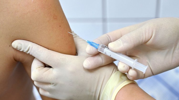 Аким Медеуского района Алматы призвал население не откладывать получение прививок от коронавируса