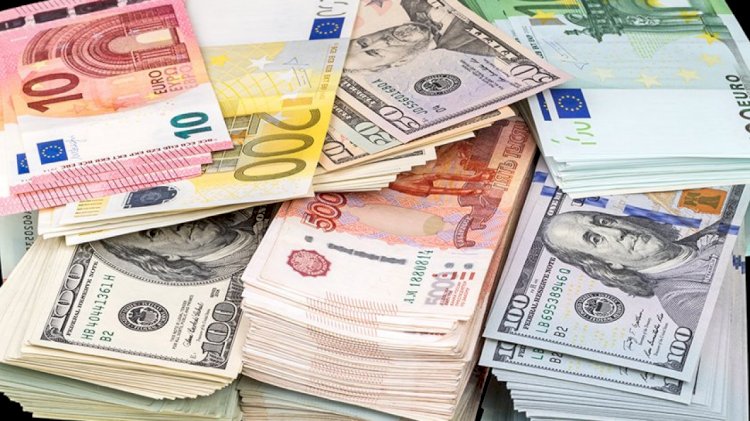 За сколько покупают и продают три основные валюты в обменниках Алматы