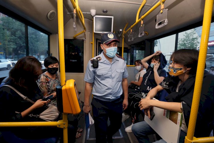 В Алматы порядка 30 человек оштрафовали за нарушение масочного режима в автобусах