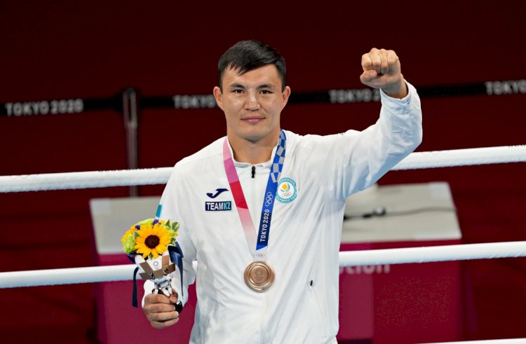 Два казахстанских боксера отдали призовые за медали Олимпиады на благотворительность