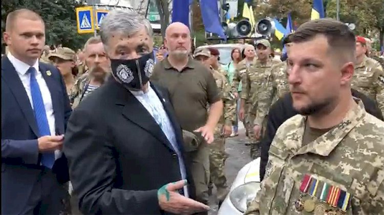 Экс-президента Украины Петра Порошенко в Киеве облили зеленкой