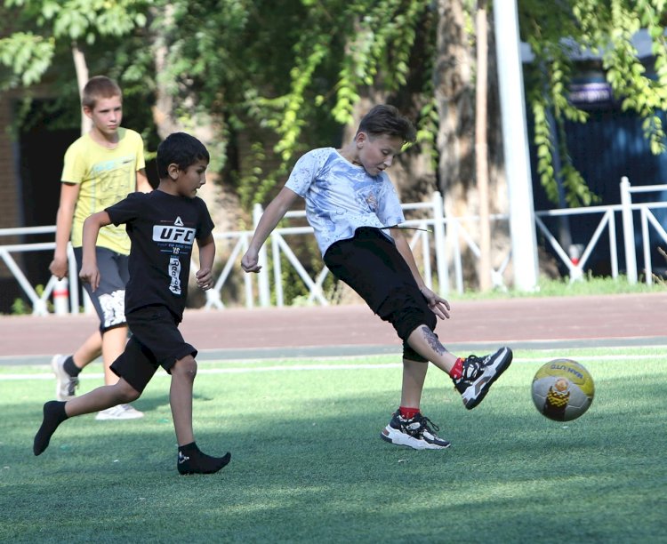 В Алматы 22 тренера проводят занятия для детей на открытых спортплощадках