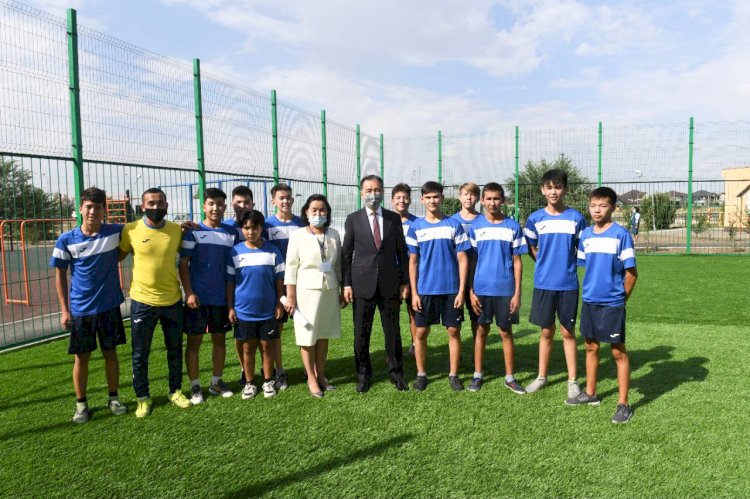 В Алматы модернизируют более 70 футбольных полей при школах