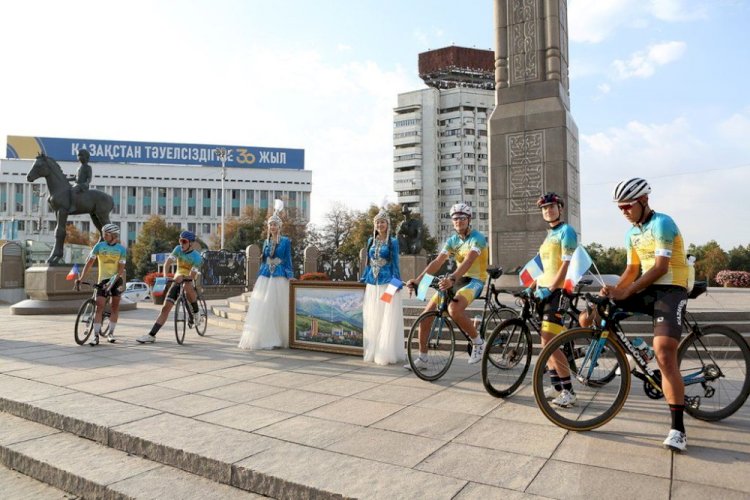 В Алматы завершился велопробег в рамках 30-летнего юбилея побратимства с французским городом Ренн