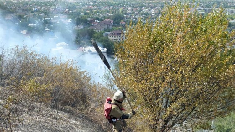 В Алматы загорелся склон горы