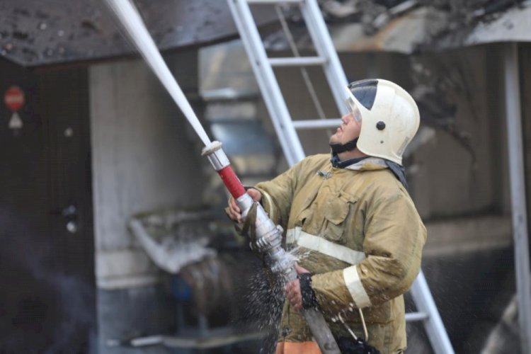 В Алматинской области бойцы СОБР эвакуировали 30 человек из горящей гостиницы