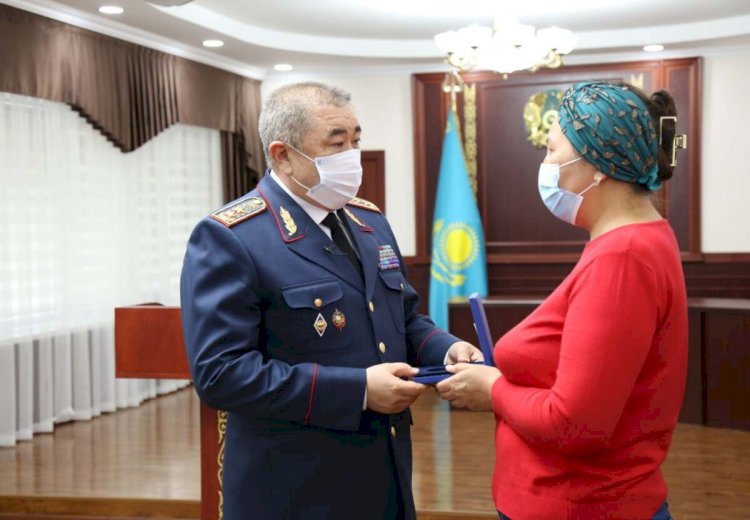 Глава МВД в Алматы вручил госнаграды семьям погибших при стрельбе полицейских