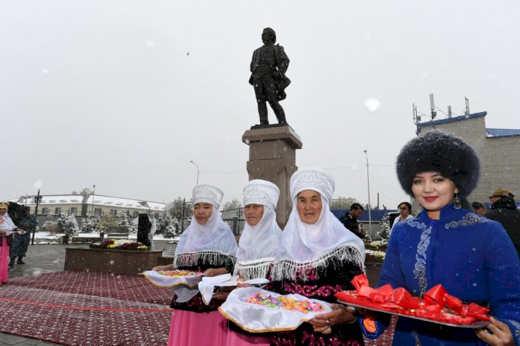 В Алматинской области открыли памятник Мукагали Макатаеву