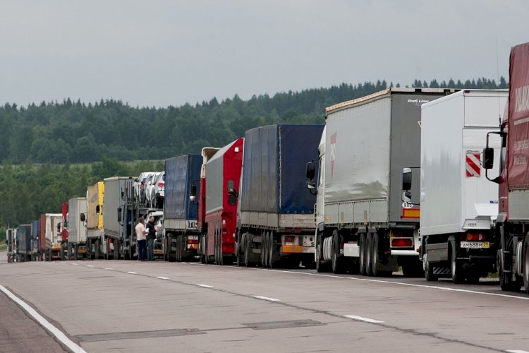 Количество большегрузов на границе с Казахстаном уменьшилось